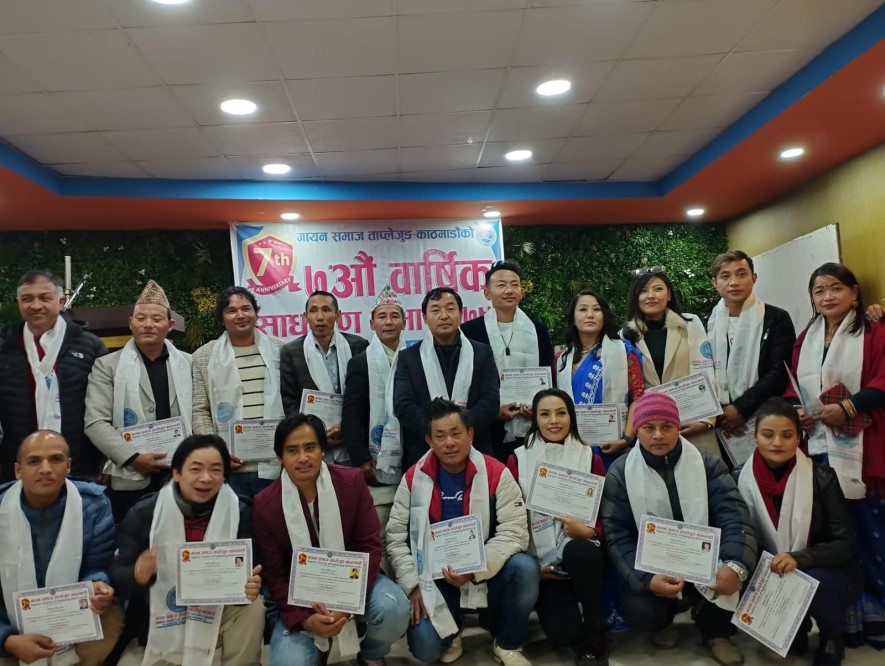 गायक दिपक लिम्बुलाई अध्यक्ष चयन गर्दै  'गायन समाज ताप्लेजुङ्‌काे ७औं साधारण-सभा सम्पन्न